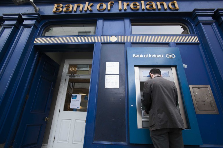 File Photo BANK OF IRELAND looking into complaints that its debit cards are not working in some stores. A number of BOI customers have contacted the bank on Twitter to ask why money is unable to come out of their accounts. The bank said in the last few minutes that it is aware of the difficulties with Visa debit cards and will return to normal service asap. 30/10/2015 A customer uses a cash machine at the Bank of Ireland Stephen's Green. Bank of Ireland has†been responding to people†who claim there is a delay in payments, and that they†have yet to be paid today. Bank of Ireland claims it is only†experiencing delays with credit transfers from other banks, but has not announced a time frame for resolving the issue. Photo:Leah Farrell/RollingNews.ie