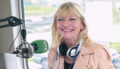‘Craoltóir cumasach a thuig conas scéal a pobail a insint’- buaicghradam cumarsáide le bronnadh ar Áine Ní Churráin