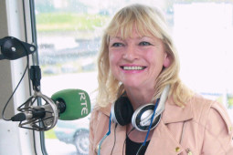 ‘Craoltóir cumasach a thuig conas scéal a pobail a insint’- buaicghradam cumarsáide le bronnadh ar Áine Ní Churráin