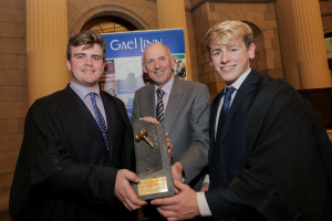 NO REPO FEE 6-11-2015 Success for TCD team at Bréagchúirt Uí Dhálaigh Gael Linn 2015! Pic shows: Winners of Breágchúirt Uí Dhálaigh 2015, the Irish language moot court competition organised by Gael Linn, Barry Mac Giolla Iasachta and Colm Ó Néill from Law,Trinity College, Dublin, School of Law as they presented with their title by (centre) Gael Linn’s Chief Executive, Antoine Ó Coileáin, in at The Four Court on Friday Evening. Pic: Maxwell’s NO FEE