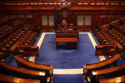 Tithe an Oireachtais le tús a chur le seirbhís ateangaireachta ó Bhéarla go Gaeilge