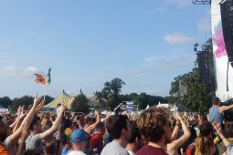 Cruinniú le reáchtáil faoi Bhéarlóirí a bheith brúite isteach i láthair champála ‘Gaeltachta’ an Electric Picnic
