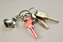 Déanfaidh an ghéarchéim thithíochta díobháil fhada éagórach do dhaoine óga