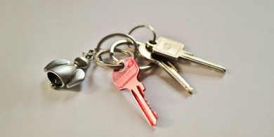 Déanfaidh an ghéarchéim thithíochta díobháil fhada éagórach do dhaoine óga