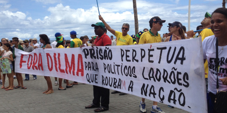 'Gread leat, a Dilma' atá scríofa ar bhratach na léirseoirí seo. Pictiúr: Wilson Dias/Agência Brasil