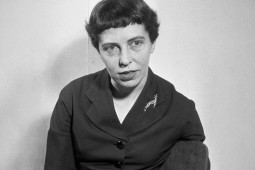 SOCHRAID MHÁIRE MHAC AN tSAOI: ‘Tá laoch ar lár ach tá doirse an dáin fágtha ar oscailt aici ina diaidh’