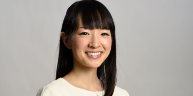 Róbat pearsanta ar fáil le do chuid éadaigh a fhilleadh, mar mhalairt ar scileanna Marie Kondo