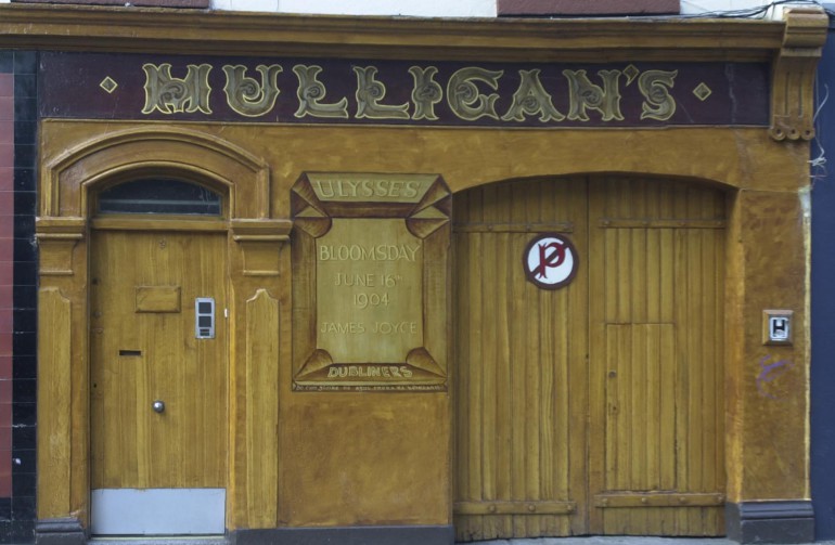 "Closed Pubs On Good Friday" Mulligans Pub on Poolebeg Street, Dublin which was closed on Good Friday. 29/3/2002 Photo:/RollingNews.ie