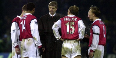 An ghloine bheag fíona agus réabhlóid Arsene Wenger
