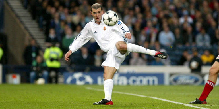 Imreoir Real Madrid, Zinedine Zidane, i mbun an cúl stairiúil sin a aimsiú in aghaidh Bayer Leverkusen i 2002