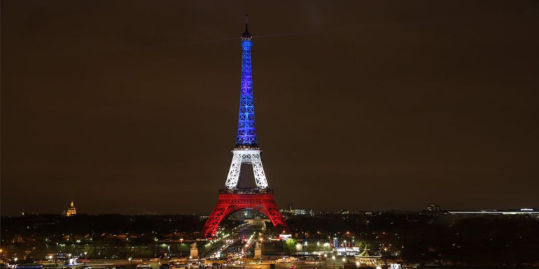 Paris (França) - A Torre Eiffel foi iluminada com as cores azul, branco e vermelho da bandeira francesa (Divulgação Prefeitura de Paris)