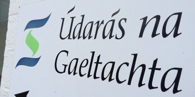 Cosaint déanta ag Údarás na Gaeltachta ar chinneadh tacú le hionad glaonna a bheidh ag feidhmiú trí Bhéarla
