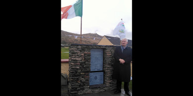 Leac chuimhneacháin ar an mBuailtín i gcuimhne ar óglaigh Chorca Dhuibhne a mháirseáil isteach go Trá Lí aimsir na Cásca 1916