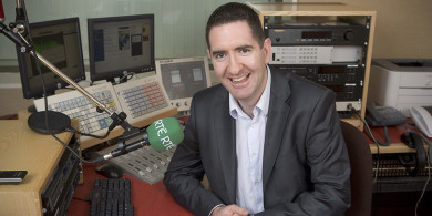 Láithreoir RnaG iompaithe ar an mBéarla ‘le teann frustrachais’ agus é ag iarraidh Heather Humphreys a mhealladh