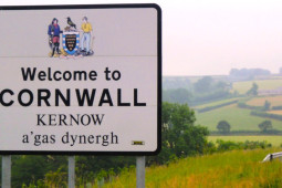 An Choirnis ar comhchéim leis an nGaeilge i gcairt Eorpach