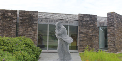 ‘Lagmhisneach’ agus ‘fearg’ ar phobal Dhún Chaoin faoi mhoill ar chlós súgartha