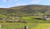 Cá bhfuil na tithe sóisialta i nDún Chaoin, i bparóiste Mórdhach agus i bhFionn Trá?