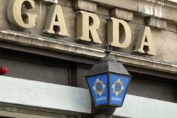 ‘Ní bhfaighfí fear níos fearr’ – croitheadh bainte as pobal Chonamara ag bás Garda óig