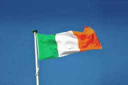 ‘Mí-úsáid’ á baint as brat náisiúnta na hÉireann i nGaeltacht Dhún na nGall