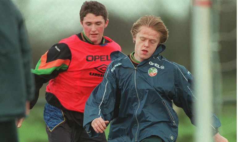 Republic of Ireland Soccer 9/2/1998Damien Duff is challenged by Robbie Keane© INPHO / Patrick Bolger