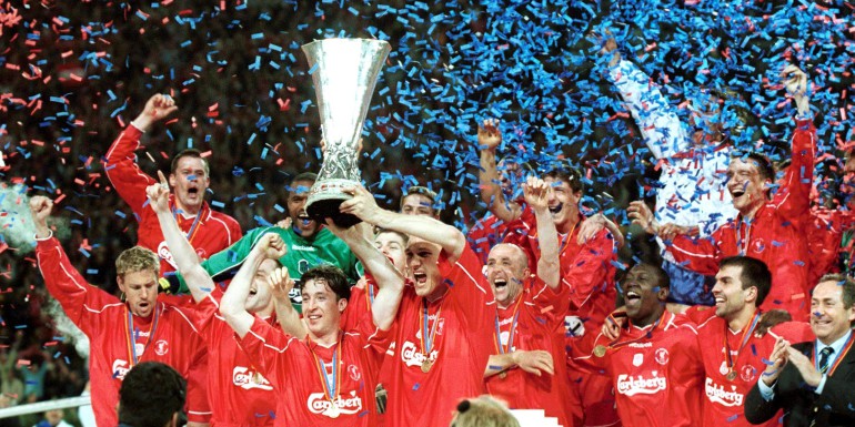 Robbie Fowler agus imreoirí Liverpool ag ceiliúradh i 2001. INPHO/Allsport