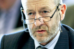 Seán Kelly éirithe as feachtas na huachtaránachta