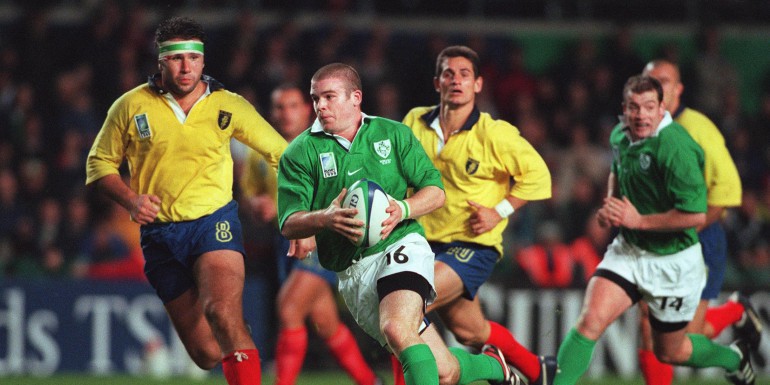 Gordon D'Arcy ag imirt in aghaidh na Rómáine i 1999. Pictiúr: INPHO/Patrick Bolger