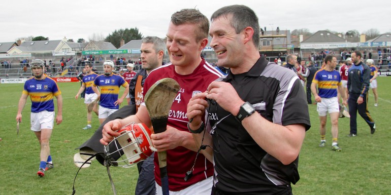 Joe Canning agus James Owens i ndiaidh an chluiche. INPHO/Mike Shaughnessy