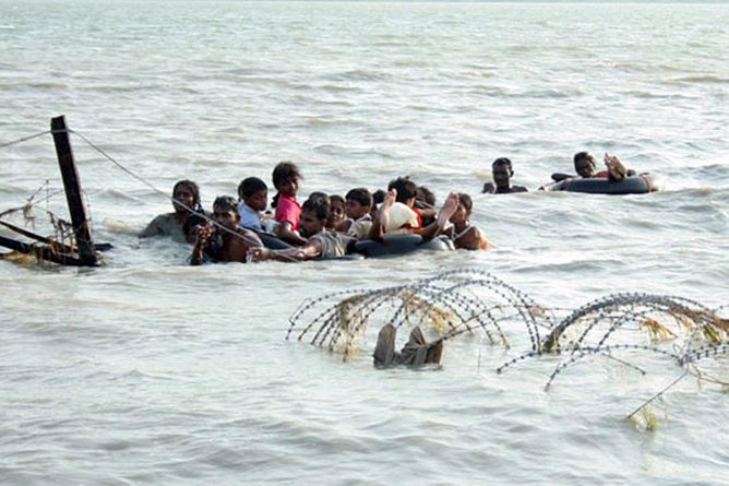 epa01731375 A Sri Lankan Army Media Unit handout picture showing civilians held hostage by the Liberation Tigers of Tamil Eelam (LTTE) crossed the lagoon by clinging onto vehicle tubes across the Nanthi Kadal, in Mullaitivu, 414 kms north-east of Colombo, Sri Lanka, on 15 May 2009. As three Divisions of the government forces converge on the last few square kilometres of land area held by the LTTE the civilians held forcibly by the separatist outfit made a break across the lagoon to safety, ably assisted by troops.  EPA/SRI LANKA ARMY MEDIA UNIT / HANDOUT  EDITORIAL USE ONLY/NO SALES
