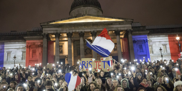 National_Gallery_London_in_French_flag_colours_after_Paris_attack_(23031617681)