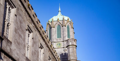 Agóid beartaithe faoi cheist na Gaeilge in Ollscoil na Gaillimhe