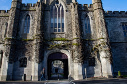 Agóid faoi bhronnadh gradaim alumni beartaithe ag lucht feachtais ar son Gaza Ollscoil na Gaillimhe
