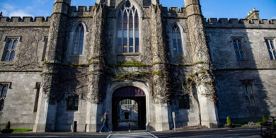 Agóid faoi bhronnadh gradaim alumni beartaithe ag lucht feachtais ar son Gaza Ollscoil na Gaillimhe
