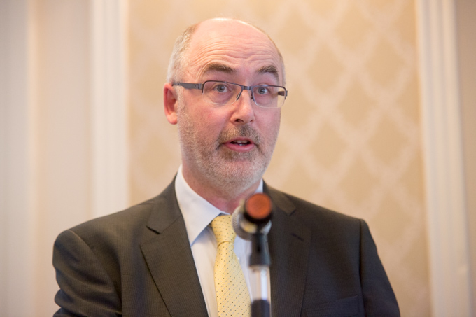 Séan Ó Foghlú, Ard-Rúnaí na Roinne Oideachais agus Scileanna