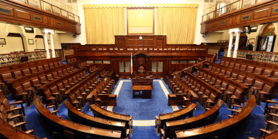 CATHAL MAC COILLE: Ceisteanna agus ceisteanna Dála – ní hionann an dá rud, faraor