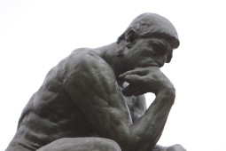 ‘An mbíonn smaointe éagsúla agat i dteangacha éagsúla?’