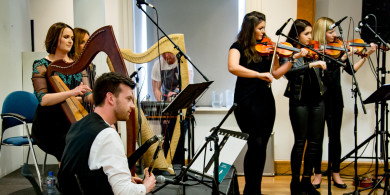 ‘An bhfuil an ‘sean-nós’ beo sa Ghaeltacht?’ –Díospóireacht, ceol agus drámaíocht ag Oireachtas Chois Fharraige