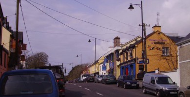 Lucht pleanála teanga ag cur i gcoinne ollmhargaidh nua i nGaeltacht Chonamara