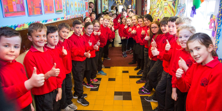 Fáilte a Thaoisigh! Hi a Thaoisigh! Students from Scoil Mhic Dara, An Cheathrú Rua give the thumbs up while waiting for Taoiseach Enda Kenny to meet them (Friday, Oct 28). Pic: Seán Ó Mainnín (See Press Statement 'Gaetacht Educatiuon policy launched')