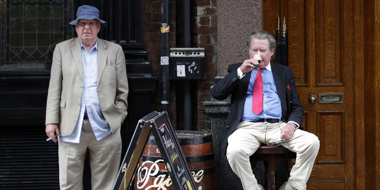 19/06/2014. Dublin scenes. Two men having a drink outside The Palace Bar in Dublin's Temple Bar today. Photo Laura Hutton/RollingNews.ie