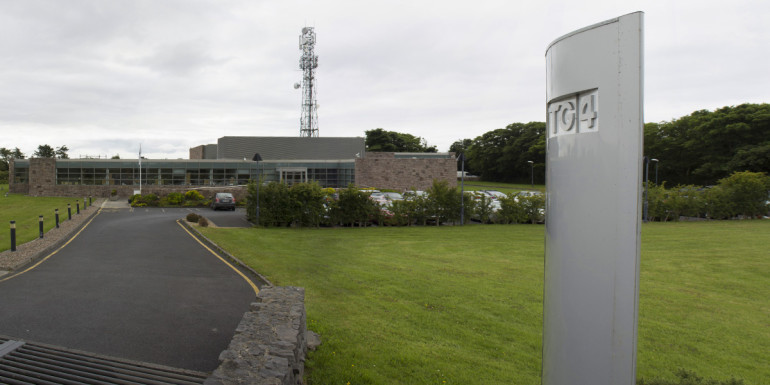 Líomhaintí faoi chinsireacht ar thuairimí faoi pholasaí teanga séanta ag TG4 agus Nuacht TG4