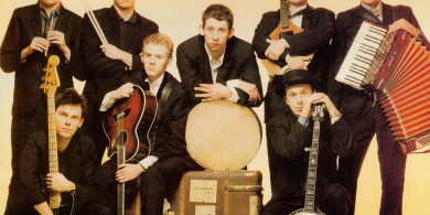 ‘Buinneach ort a phéistín/Ní fiú mo chac thú a bhéistín’/Nollaig Shona mo thóin!’ – Gaeilge curtha ar na Pogues